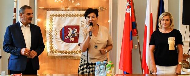 Burmistrz Orzysza Zbigniew Włodkowski, starosta Danuta Smaga, dyrektor Elżbieta Seredyn