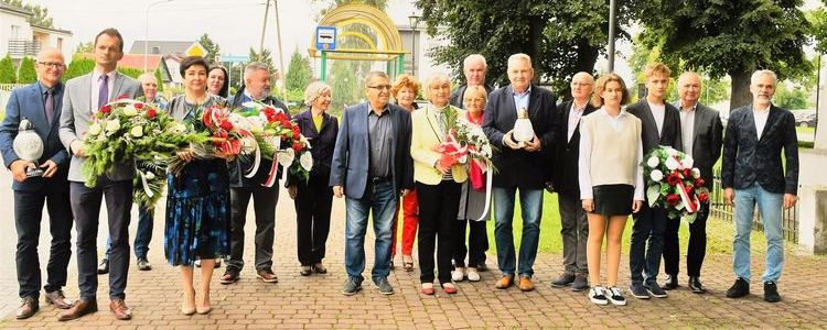 W Gołębiu oddali hołd ofiarom wojny. Uczestnicy uroczystości z kwiatami i wiązankami.
