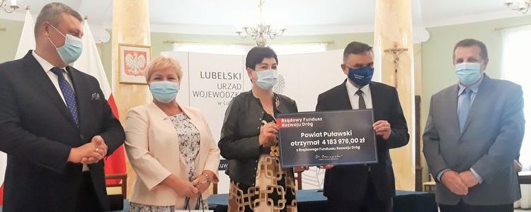 Podpisanie umowy dotacyjnej w Sali Błękitnej Urzędu Wojewódzkiego