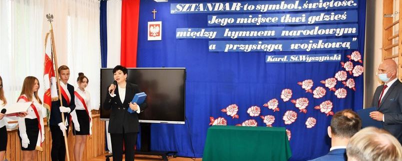 Uroczystość nadania sztandaru Szkole Podstawowej w Zarzeczu, przemawia starosta puławski