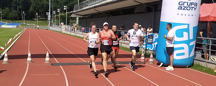 Sportowcy na bieżni
