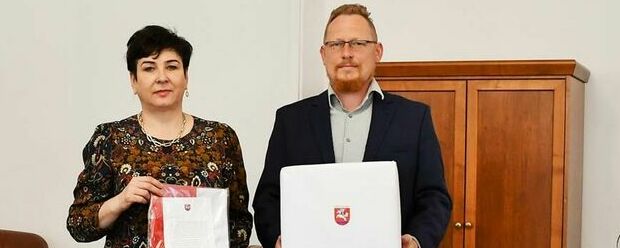 Starosta Danuta Smaga i sołtys Marcin Gąska prezentują flagi