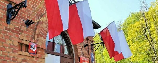 Flagi narodowe na budynku Starostwa Powiatowego w Puławach