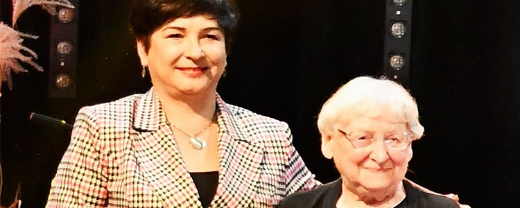 Starosta puławski Danuta Smaga z nagrodzoną Barbarą Miluską