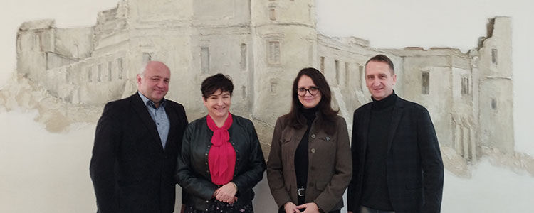 Organizatorzy dożynek na tle wizerunku Zamku w Janowcu