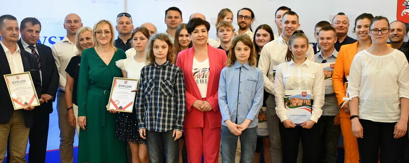 nagrodzeni sportowcy ze starostą