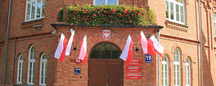 Flagi Polski na budynku