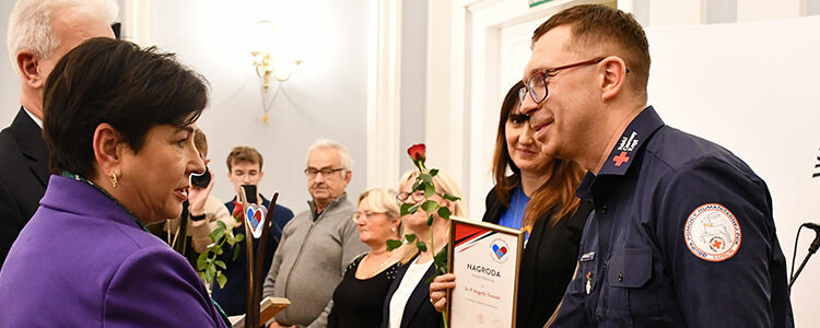 Starosta Danuta Smaga wręcza statuetki Wolontariusz Roku Powiatu Puławskiego