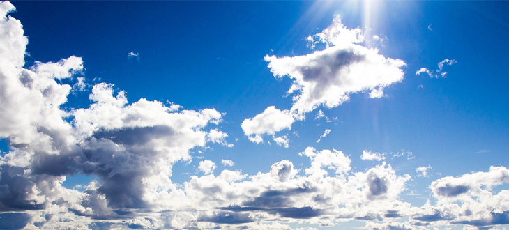 słońce i chmury