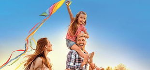 rodzina puszczająca latawiec na tle nieba- fragment ulotki reklamowej