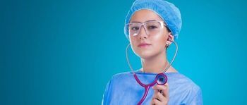 lekarka/ pielęgniarka ze stetoskopem