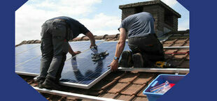 Kładzenie paneli solarnych