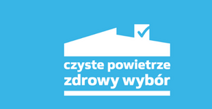 Logo programu "Czyste Powietrze" z białym domkiem symbolizującym czystość oraz napisami "czyste powietrze zdrowy wybór" na niebieskim tle.