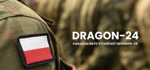 Osoba w mundurze wojskowym z naszywką flagi Polski i napisem "DRAGON-24, ćwiczenia NATO STEADFAST DEFENDER-24" na tle rozmytych żołnierzy.