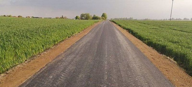 Zdjęcie przedstawia nową drogę asfaltową w Palikijach