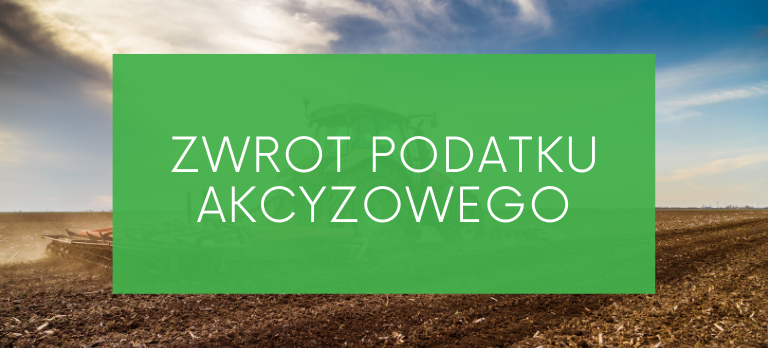 Obraz przedstawia tekst "ZWROT PODATKU AKCYZOWEGO" na zielonym tle, z widokiem pola uprawnego i niebieskiego nieba w tle.