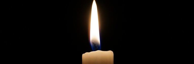 Grafika przedstawiająca zapaloną świeczkę 