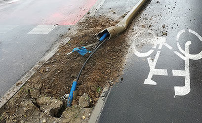 Uszkodzona lampa przy ścieżce rowerowej