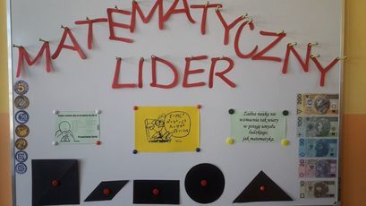 Tablica Matematyczny Lider i karki przyczepione z rysunkami do tablicy