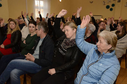 Tłum podnoszący rękę do głosowania