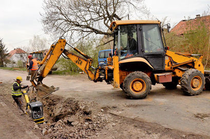 Trwają prace przy budowie kanalizacji w Kalnie