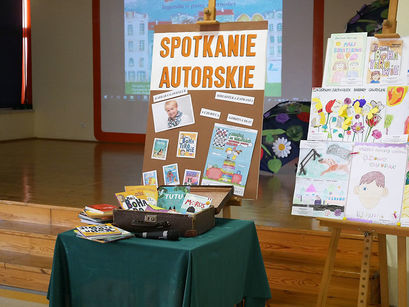 Tablice z napisem spotkanie autorskie