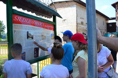 Dzieci przy tablicy informacyjnej