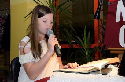 Dziewczynka śpiewająca