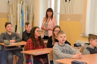 Dzieci w ławkach podczas lekcji