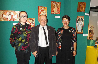 Pan Czesław w towarzystwie dwóch kobiet