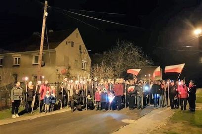Ludzie z flagami na ulicy