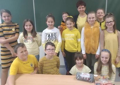 Grupa uczniów ubrana na zółto