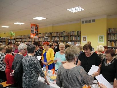Tłum ludzi w bibliotece