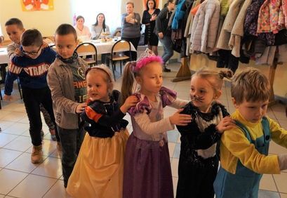 Dzieci tańczące wężyka
