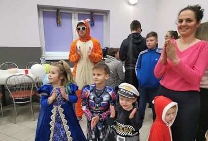 Dzieci i dorośli podczas zabawy karnawałowej