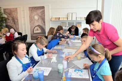 Dzieci podczas prac plastycznych