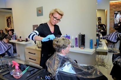 Od 18 maja otwarci fryzjerzy, kosmetyczki i restauracje