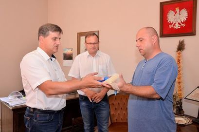 Burmistrz Leszek Michalak i burmistrz Świebodzic Paweł Ozga przekazujący zabytkowy pałasz na ręce Bogdana Muchy z Żarowskiej Izby Historycznej. 