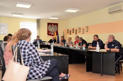Radni Rady Miejskiej oraz funkcjonariusze KP Żarów na Komisji ds. Bezpieczeństwa, Porządku Publicznego, Zdrowia i Porządku Publicznego