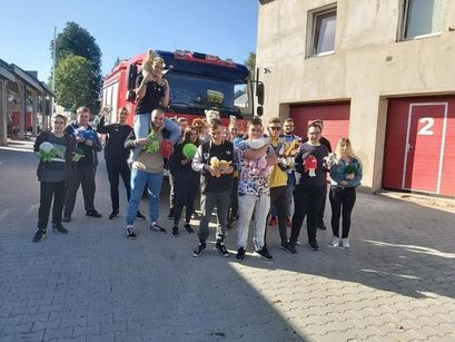 Uczniowie Zespołu Szkół w Żarowie z maskotkami przed remizą strażacką OSP w Żarowie.