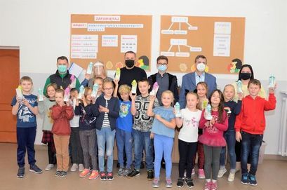 Uczniowie SP w Żarowie wraz z burmistrzem Leszkiem Michalakiem, zastępcą burmistrza Przemysławem Sikora, dyrektor szkoły Heleną Słowik i zastępcą dyrektora Adamem Ciupińskim z otrzymanymi butelkami ekologicznymi. 