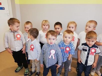 Przedszkolaki z Bajkowego Przedszkola w Żarowie podczas obchodów Święta Niepodległości