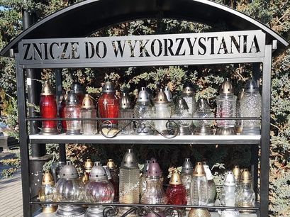 Na cmentarzu w Żarowie stanęły regały na znicze