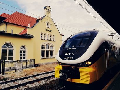 Pociąg stojący przy peronie w Żarowie