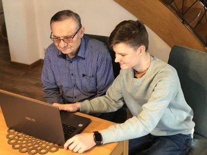 Kajetan Kwiecień i jego dziadek podczas "serfowania" po internecie. 