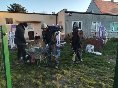 Robotnicy podczas budowy siłowni plenerowej w Zastrużu