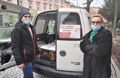 Kierownik OPS wraz z pracownikiem Fundacji Babcia i Dziadek podczas przewozu żywności dla potrzebujących