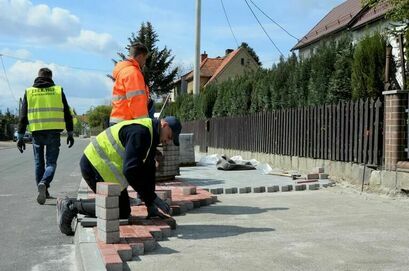  Trwa remont chodnika i budowa ścieżki pieszo-rowerowej przy ul. Słowiańskiej