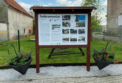 Imbramowice przyozdobione wiosennymi kwiatami
