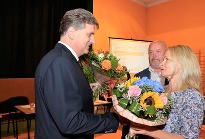 Burmistrz Leszek Michalak, radni Iwona Nieradka i Roman Konieczny podczas wręczenia kwiatów